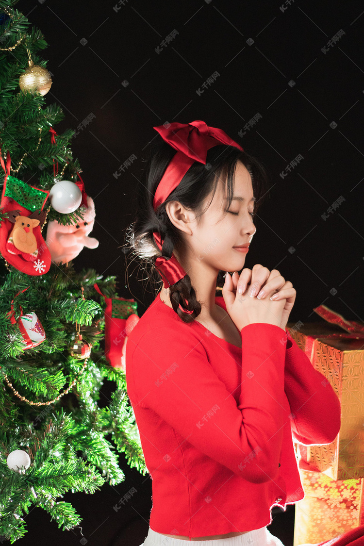 圣诞节女孩夜晚红衣少女圣诞树许