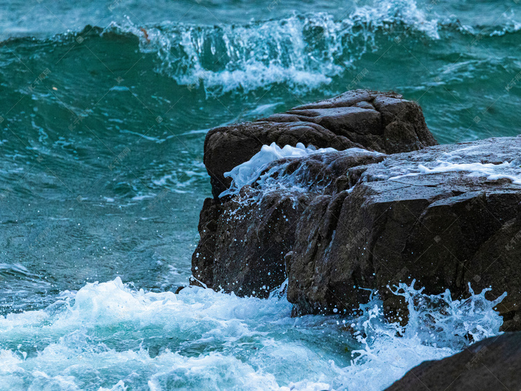 礁石海浪浪花白天浪花海浪旅游摄影图配图