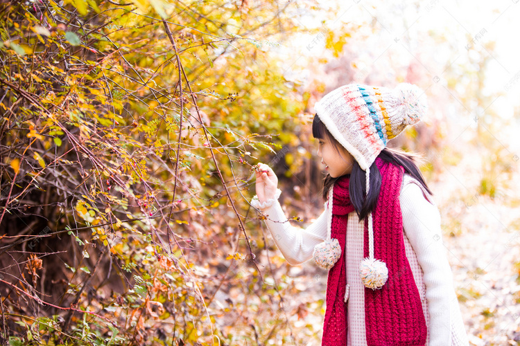秋天人像秋天秋天景色人像小女孩摄影图配图