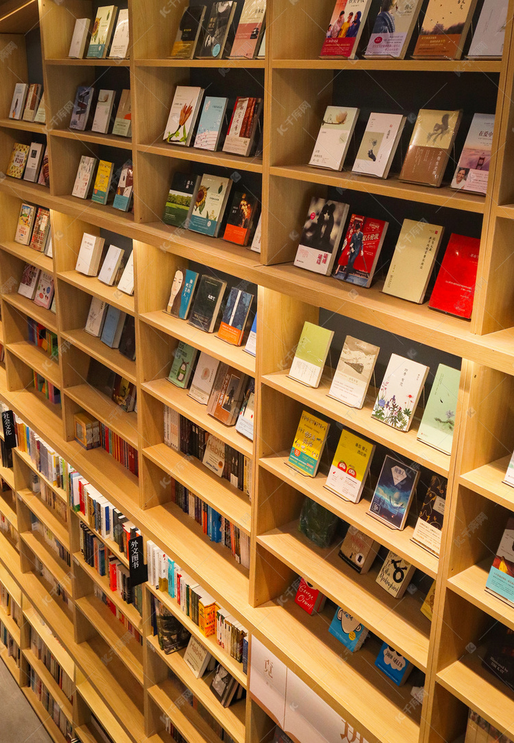 图书馆室内图书图书馆俯拍摄影图配图