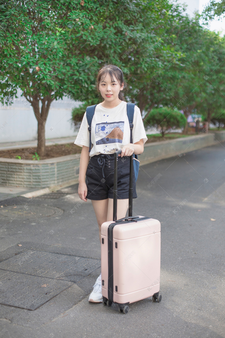 美女大学生高中生拖箱子开学摄影图配图