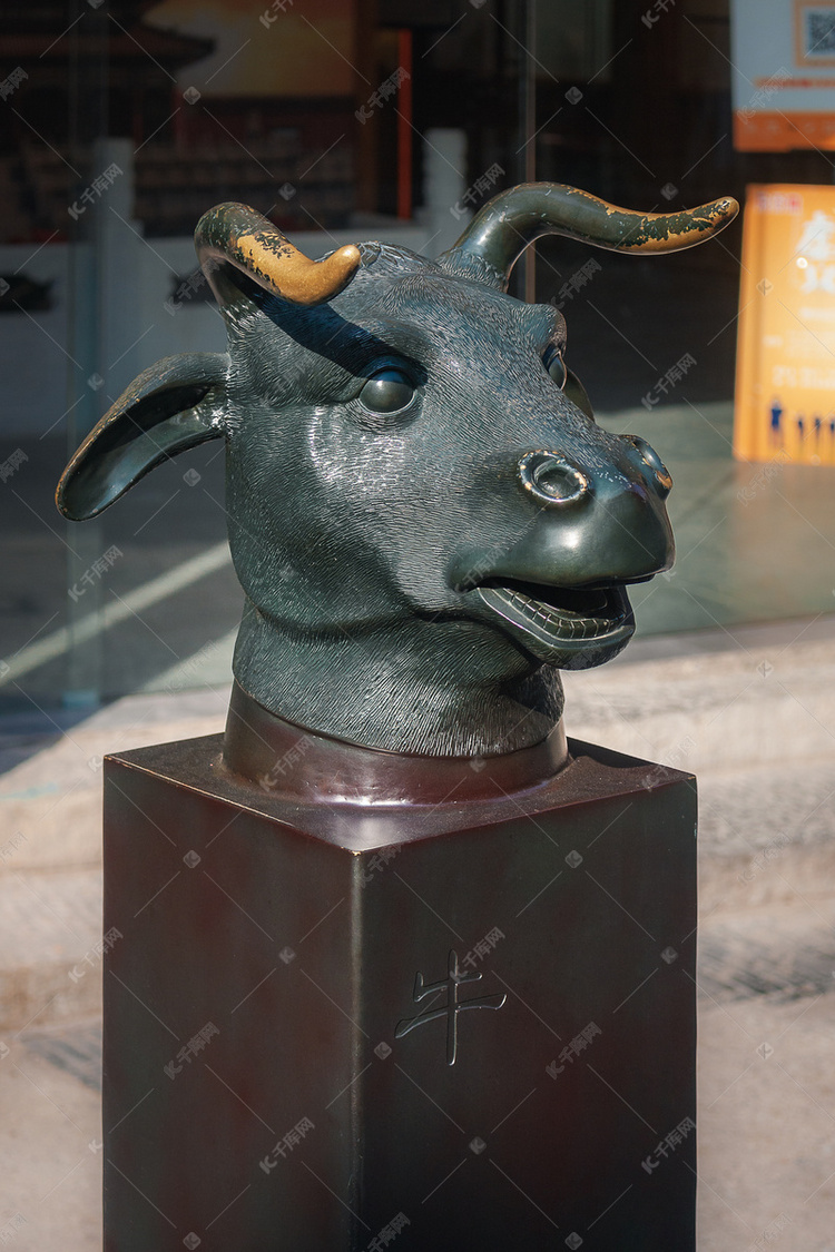 十二生肖兽首之牛摄影图配图