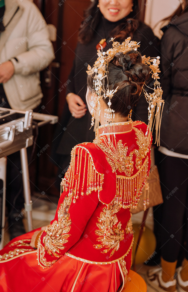 婚礼新娘禾服背影摄影图配图