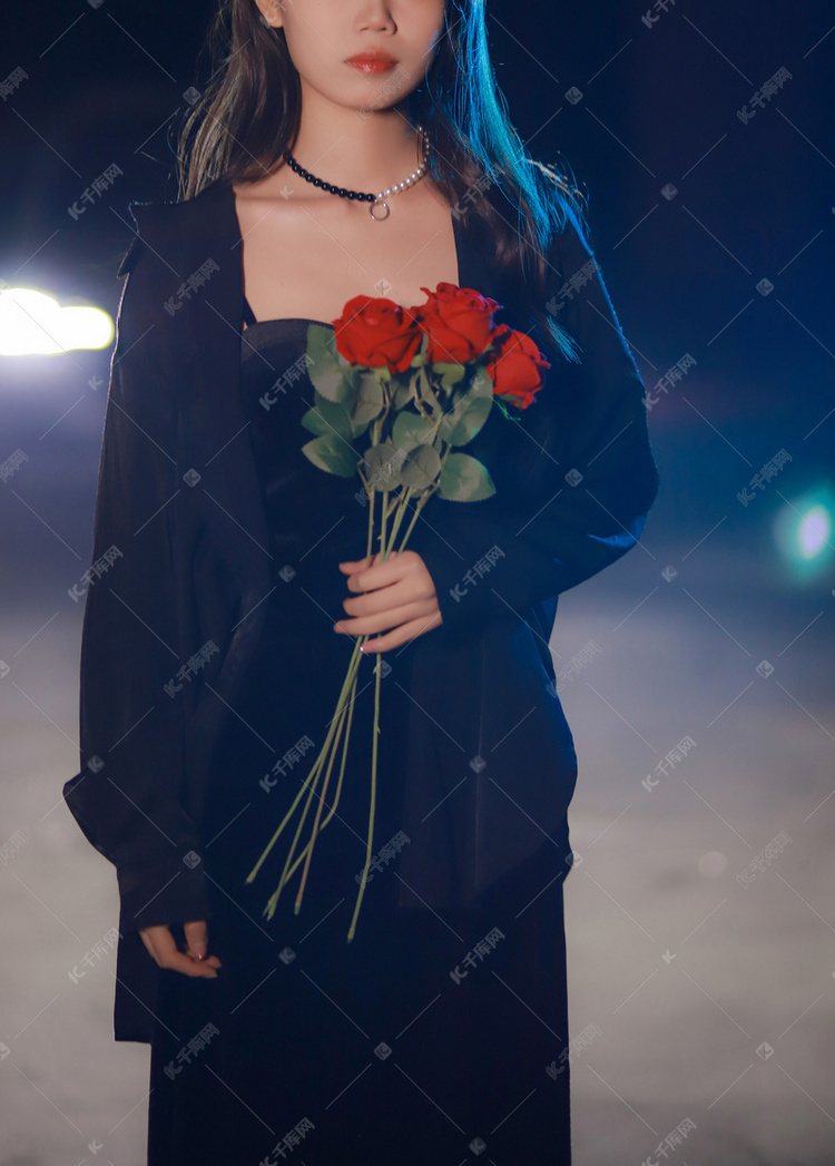 夜晚女孩夜晚女子室外室外摄影图配图
