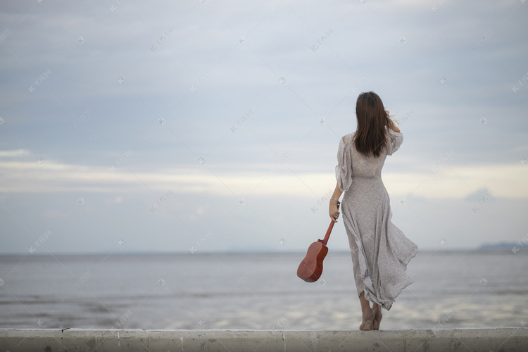 海边女子背影摄影图配图