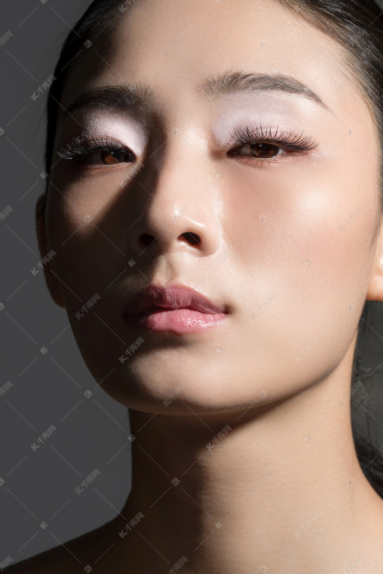 白色系眼影美女妆面特写