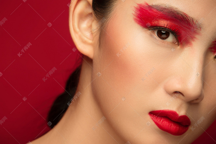 红色眼影彩妆美女局部特写