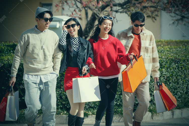 快乐时尚的年轻人逛街高清摄影大图-千库网