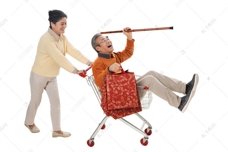快乐老人推着坐在购物车里的老伴