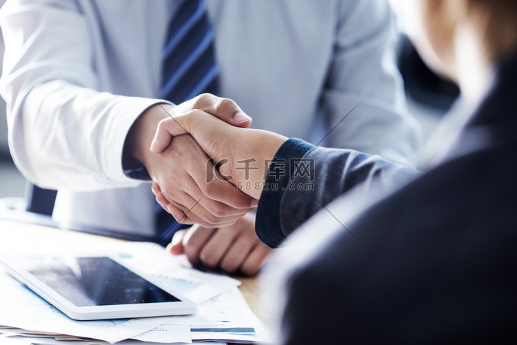 商务合作在办公室的业务人物握手