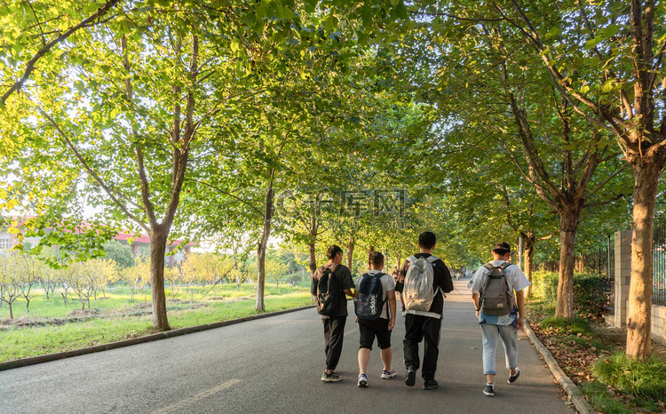 学校放学了