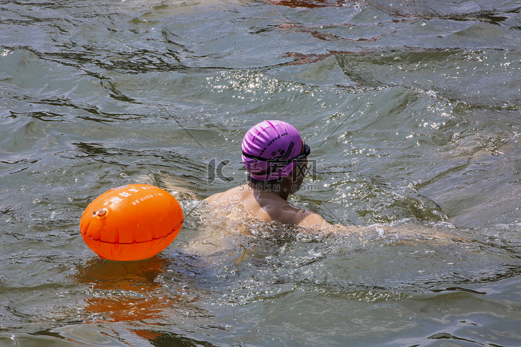 气球水面和运动员摄影图