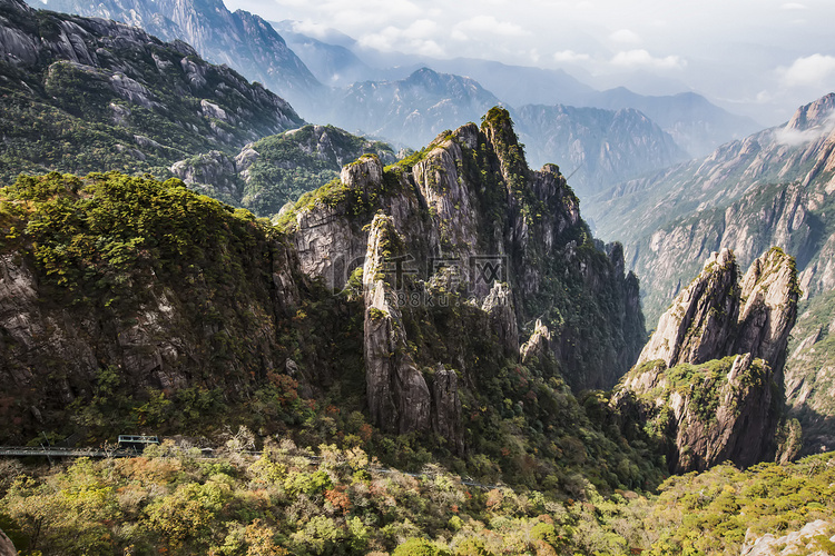 黄山峡谷秋色摄影图