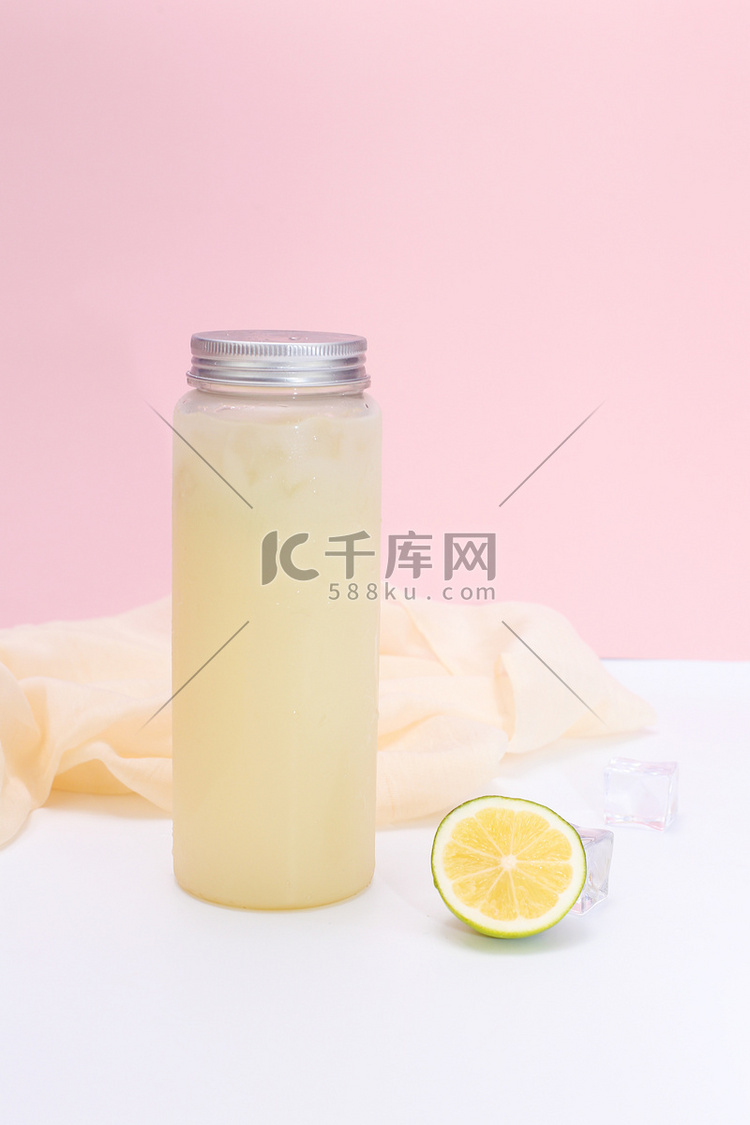 夏天冰凉新鲜的柠檬乳酸菌饮料