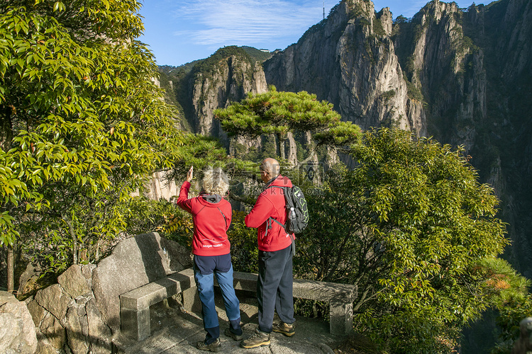 登山的外国游客