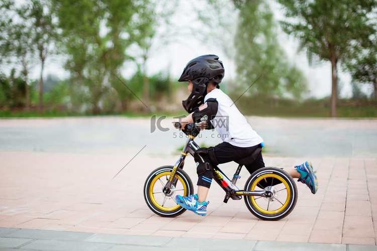 骑平衡车的孩子