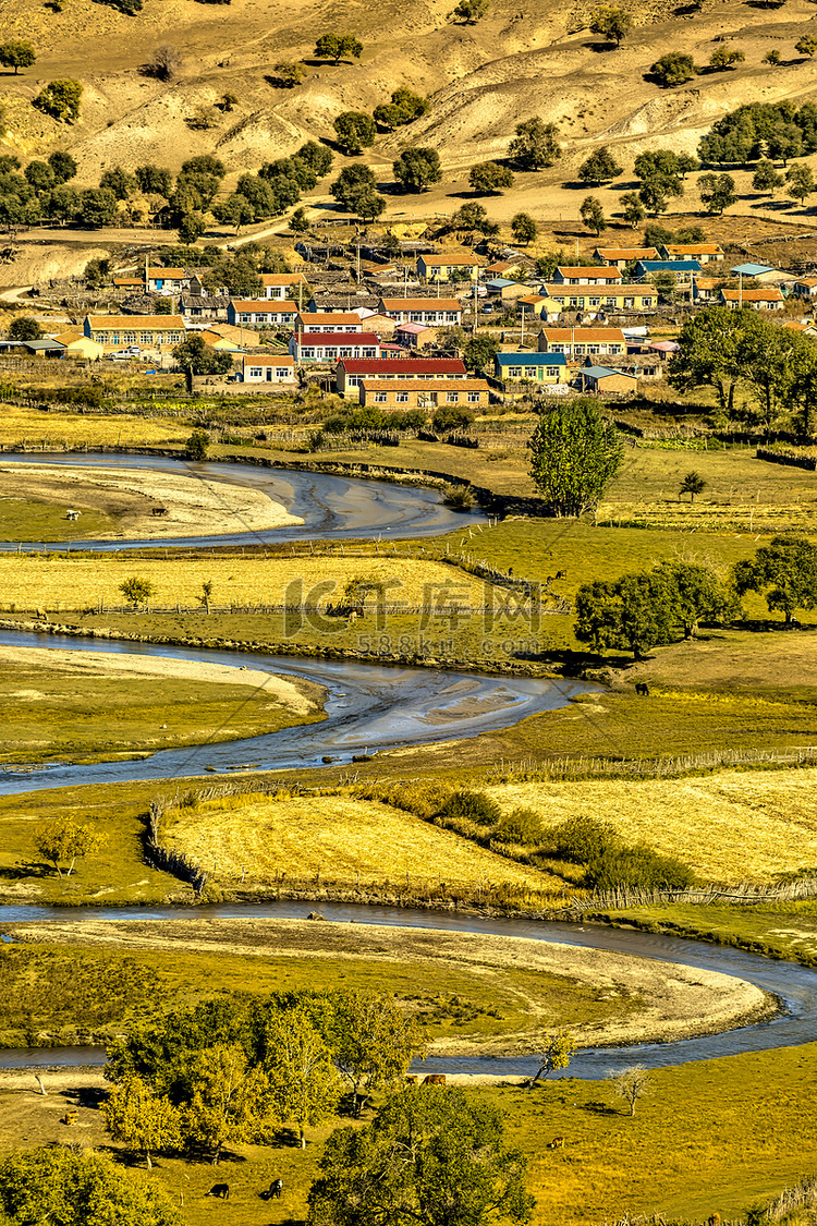 村庄河流和草地摄影图