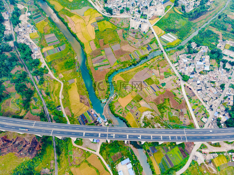 航拍坐落在田野之间高架桥摄影图