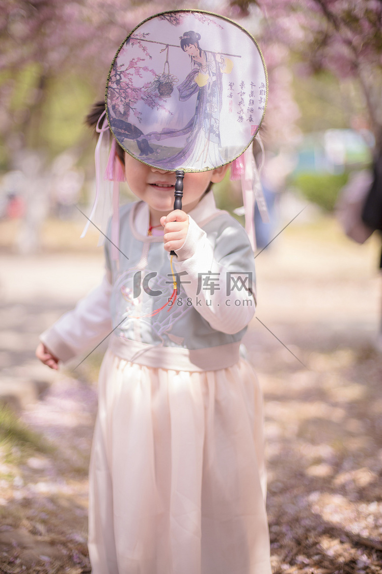 樱花树下穿汉服的小女孩