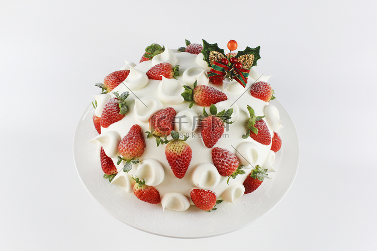 草莓奶油生日蛋糕摄影图