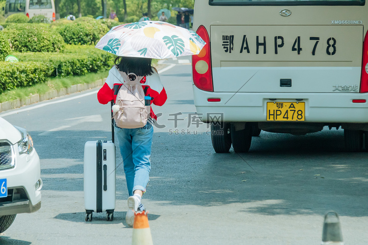 推行李箱开学报到的女学生