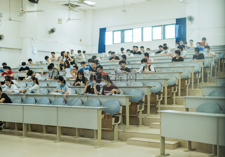 校园教室学习的学生摄影图