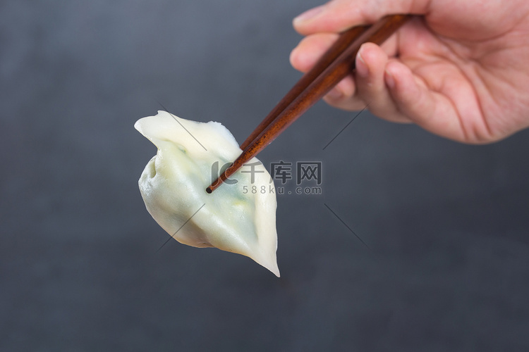 韭菜鸡蛋饺子摄影图