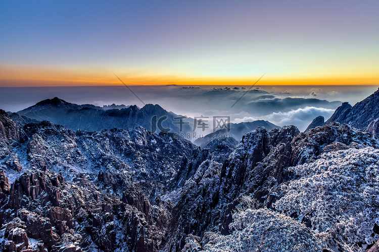 群山白雪和朝霞摄影图