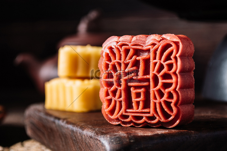 传统美食中秋节红豆陷月饼摄影图