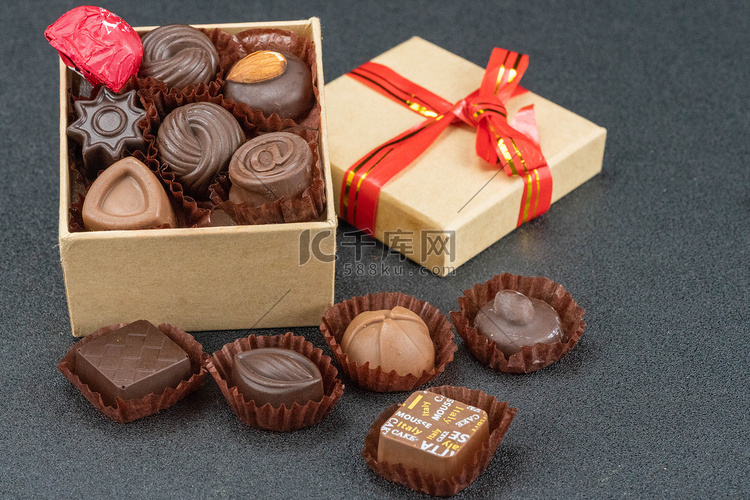 零食甜品巧克力礼物盒摄影图
