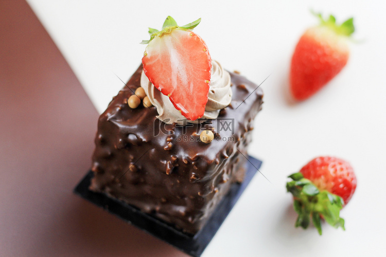 巧克力草莓蛋糕摄影图