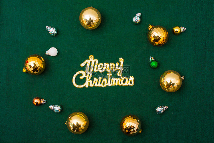 墨绿色背景上的圣诞圆球摄影图