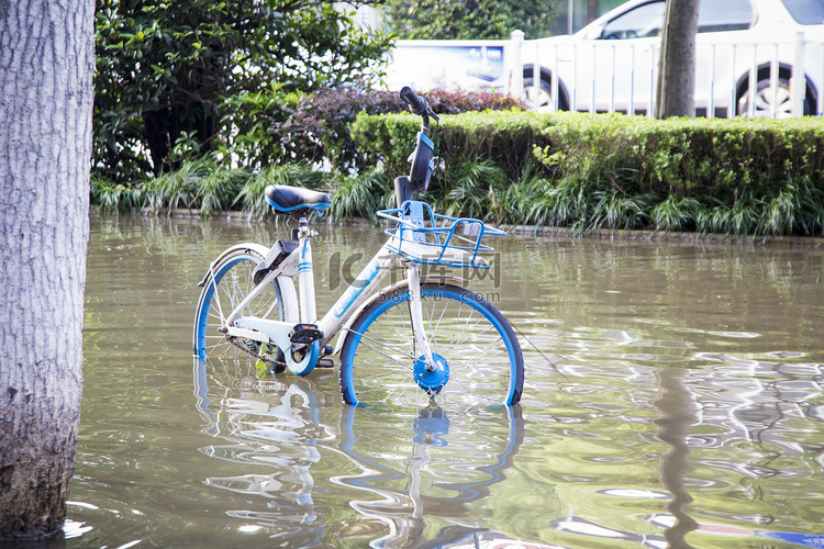 洪水洪涝下的城市淹水淹没自行车