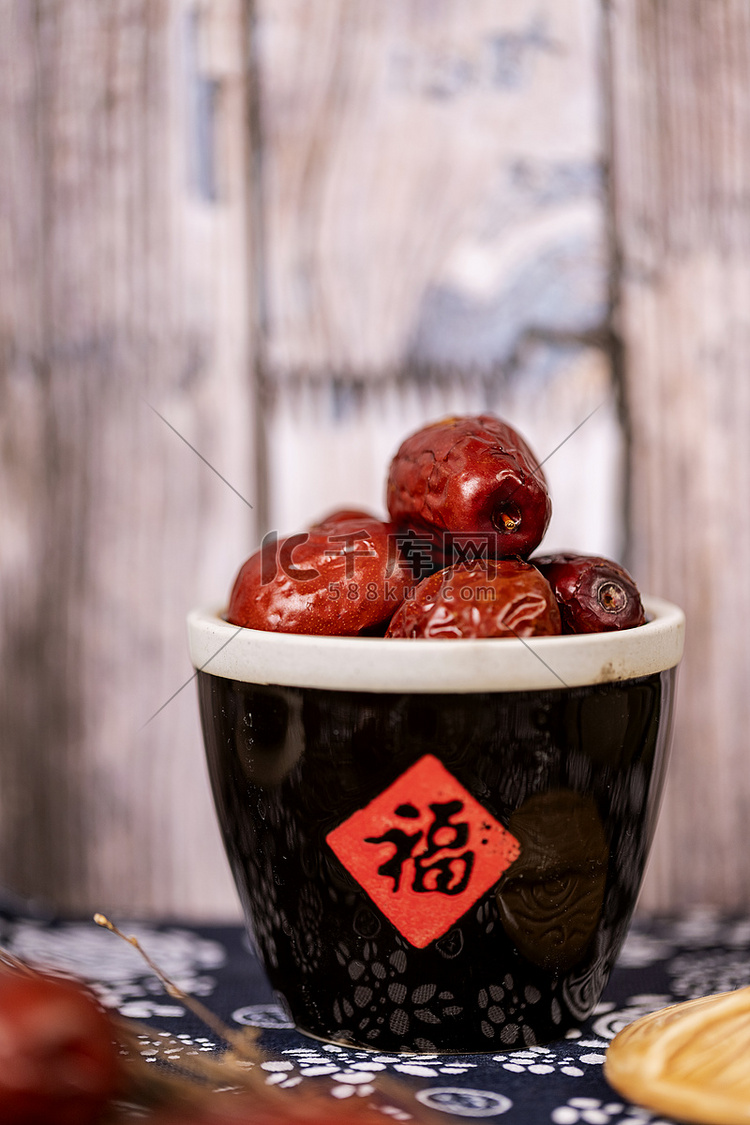 大红枣养颜零食摄影图