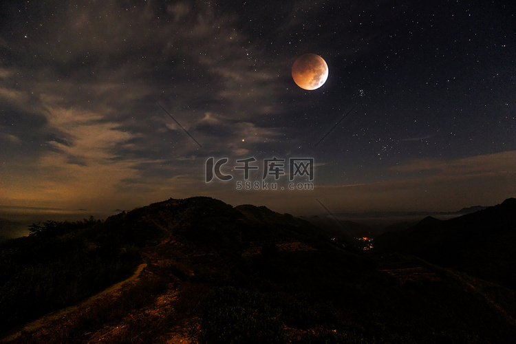 红月亮天空摄影图