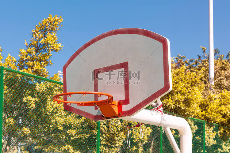 儿童校园大学篮球架篮框摄影图 