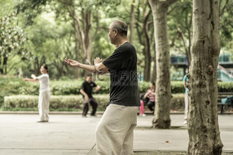 公园里老人在打太极拳