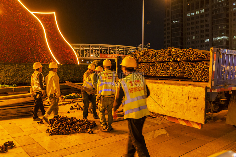 五一劳动节工人汽车和工地