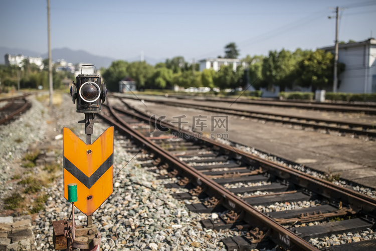铁道搬道岔信号灯跟铁路摄影图
