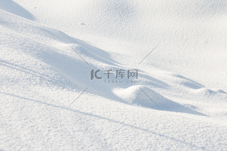 冬天滑雪下雪路面摄影图