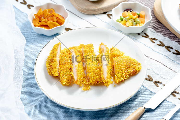 餐桌美食炸鸡排摄影图