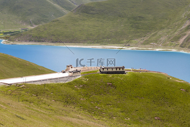 西藏羊湖一角摄影图