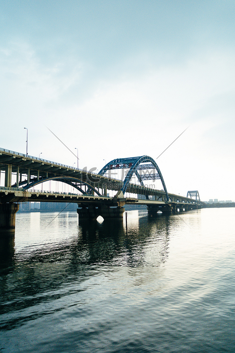 杭州钱塘江复兴大桥竖拍摄影图