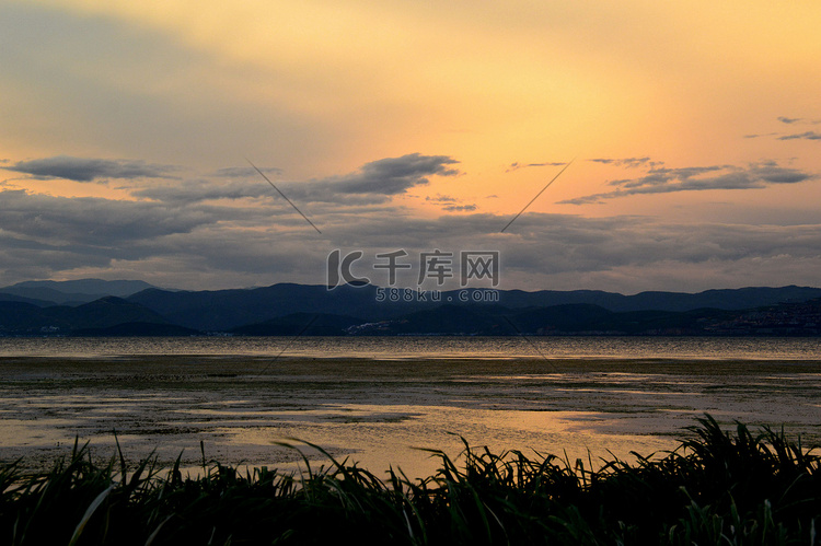 洱海河边黄昏摄影图