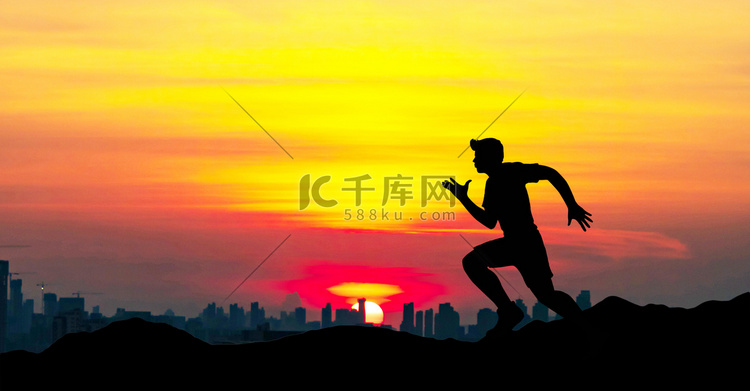夕阳下跑步健身励志摄影图