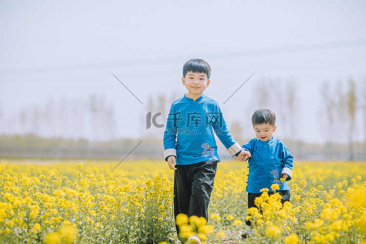 油菜花地里面的兄弟俩