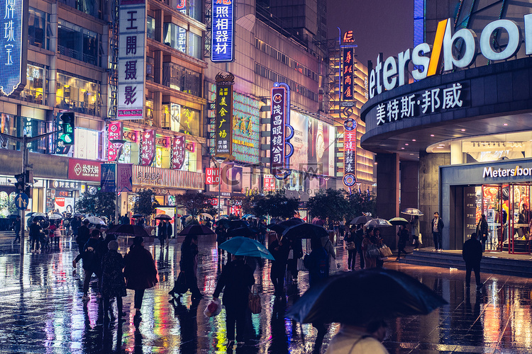 上海南京路步行街雨天夜景摄影图