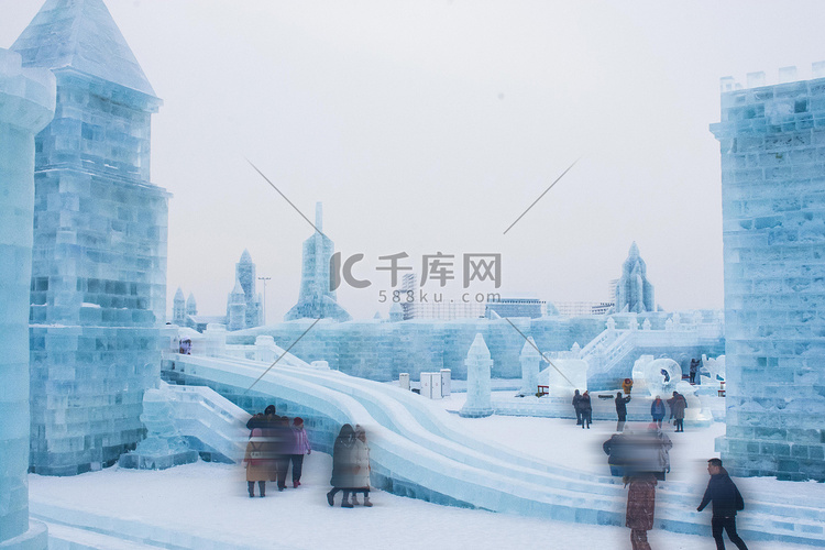 冰雪大世界游客摄影图