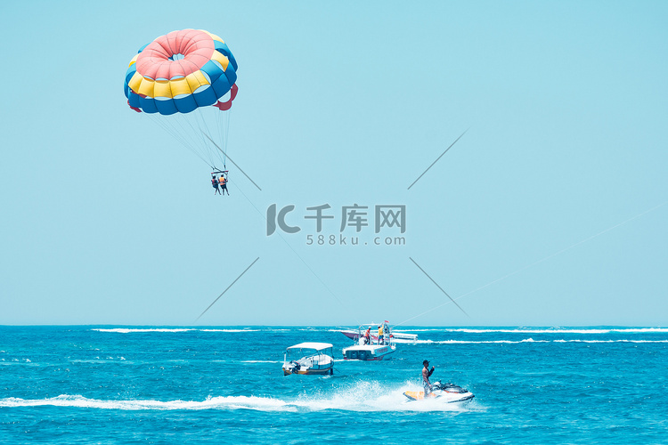 巴厘岛海龟岛上海上降落伞运动摄