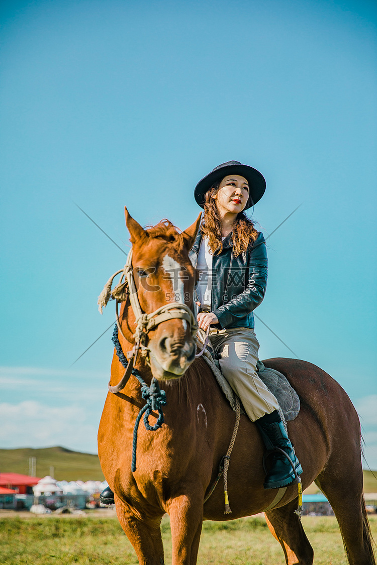 草原上骑马姑娘摄影图